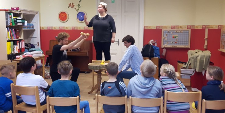 Kain und Abel opfern Gott