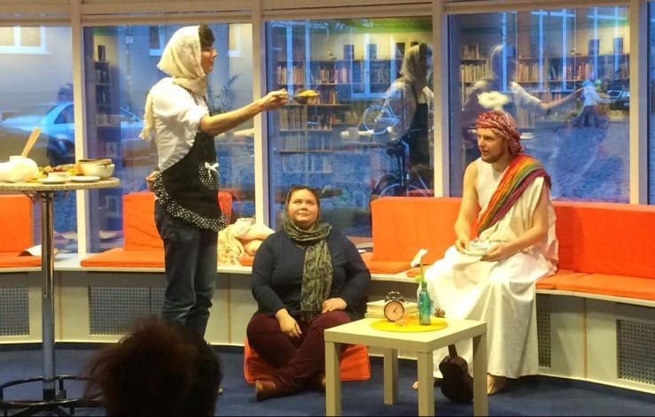 Martha (links) bringt Maria und Jesus etwas zu essen