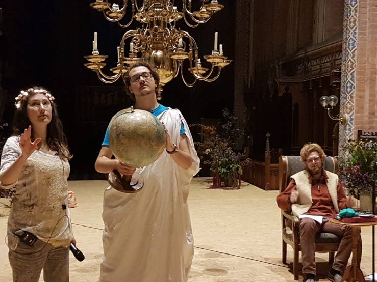 Ambrosia, Atlas und der Alte Herr im Klubsessel aus Barlachs "Die gute Zeit"